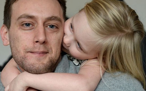 Người cha sắp qua đời quyên nửa triệu bảng Anh cứu con gái bị ung thư